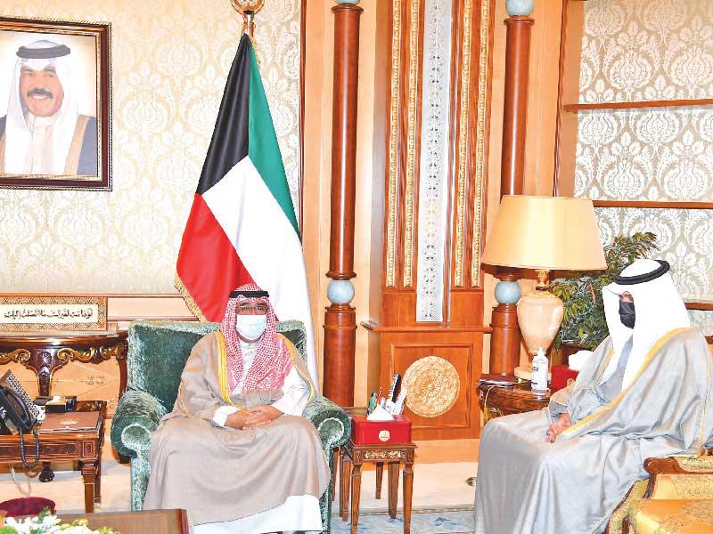  سمو ولي العهد الشيخ مشعل الأحمد مستقبلاً  نائب رئيس مجلس الوزراء وزير الدولة لشؤون مجلس الوزراء أنس الصالح أمس