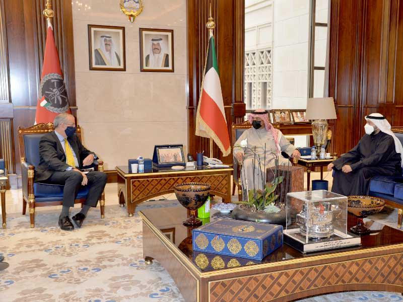 جانب من مباحثات وزير الدولة لشؤون مجلس الوزراء أنس الصالح و وزير الصحة الشيخ الدكتور باسل الصباح مع السفير البريطاني