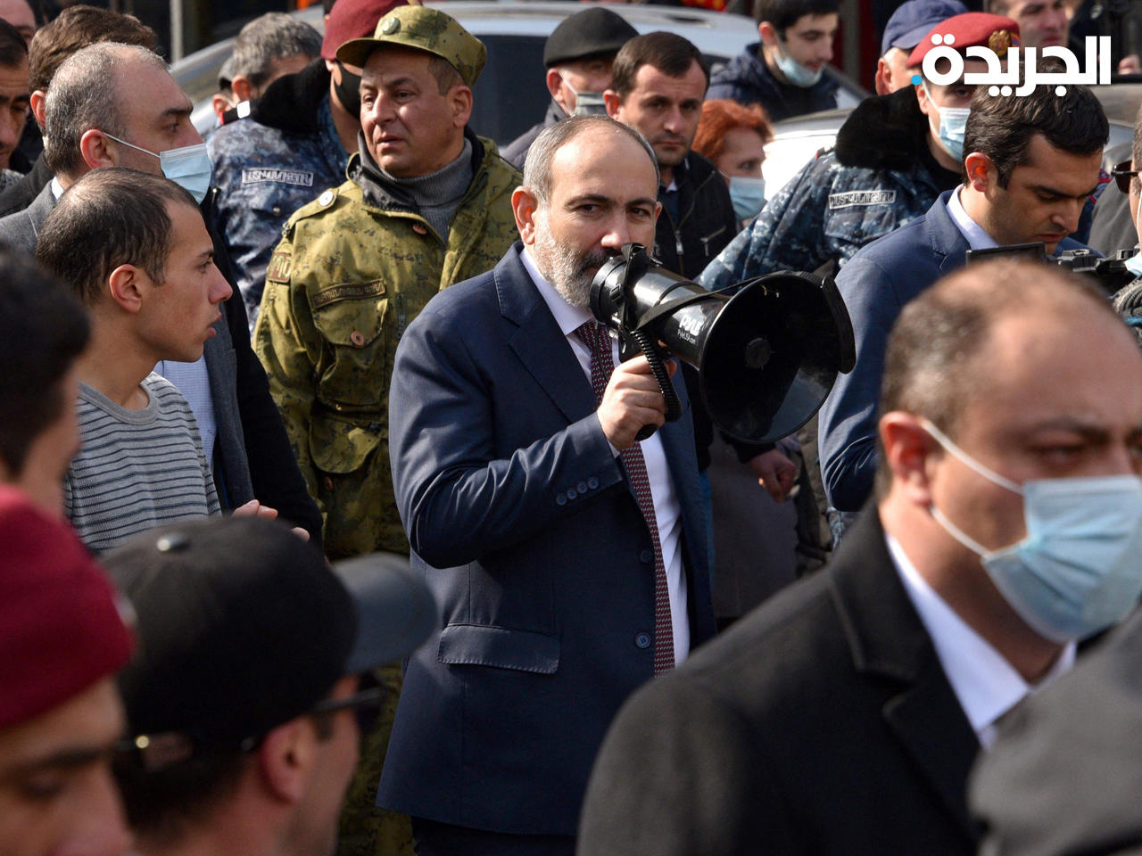 باشينيان يخطب لأنصاره في مسيرة في شوارع يريفان
