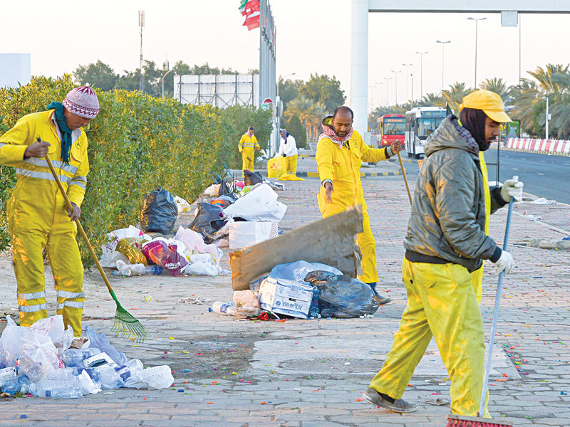 إزالة نفايات الاحتفالات بالأعياد الوطنية خلال الأعوام الماضية   (أرشيف)