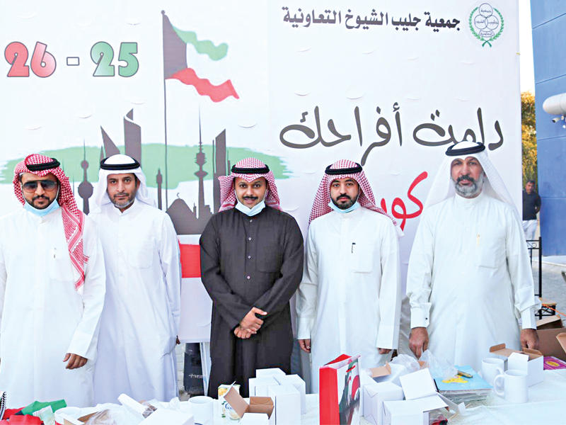 مسؤولو الجمعية خلال فعاليات الأعياد الوطنية