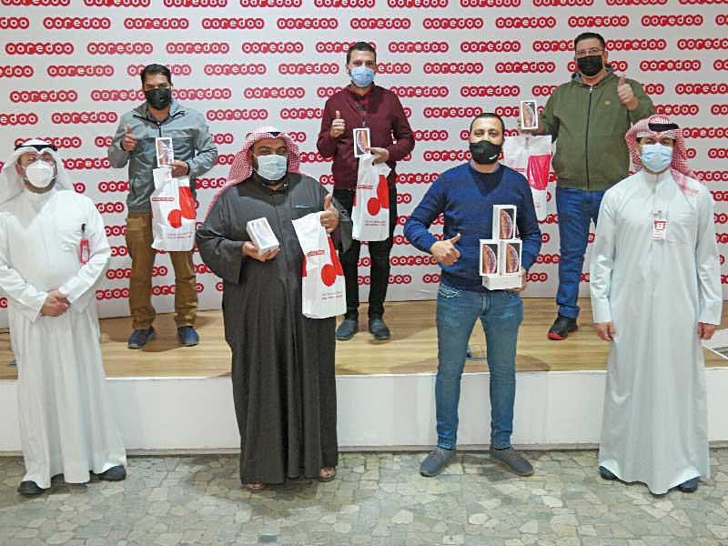 أحمد درداب وسمير شهاب من Ooredoo مع ممثلي نقاط البيع ومحلات التجزئة