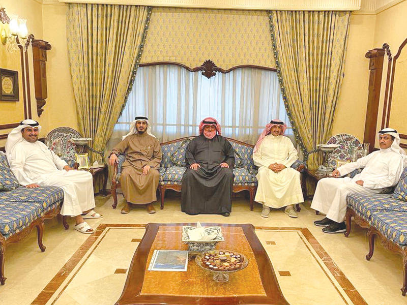 وزير الداخلية الشيخ ثامر العلي خلال زيارته ديوان المطير