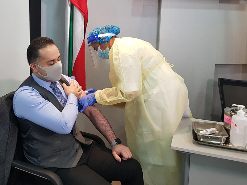 المتحدث الرسمي باسم وزارة الصحة د.عبدالله السند خلال تلقيه اللقاح    (صورة ارشيفية)