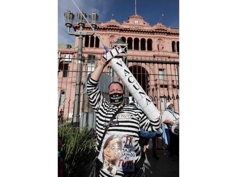 أرجنتيني يتظاهر احتجاجا على تطعيم كبار الشخصيات في بوينس آيريس أمس الاول (ا ف ب)