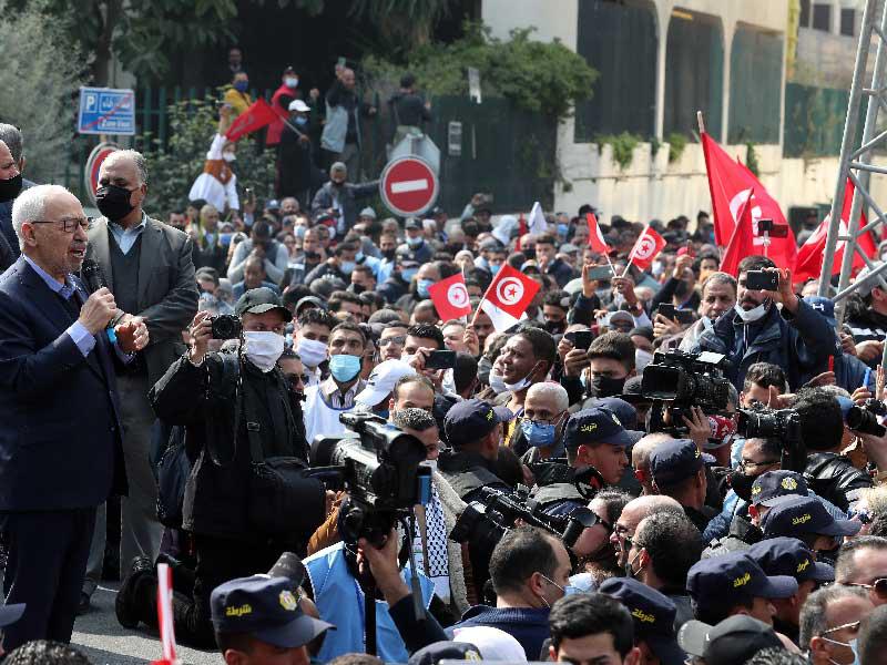 زعيم حزب النهضة راشد الغنوشي ، يتحدث خلال تجمع حاشد لمعارضة الرئيس قيس سعيد في تونس