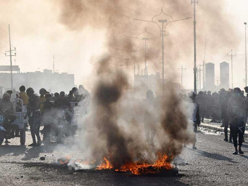 وجه محافظ ذي قار المكلف عبدالغني الأسدي رئيس جهاز الأمن الوطني أمس بسحب عناصر قوات مكافحة الشغب من الشوارع واستبدالها بقوات الجيش في الناصرية، التي شهدت تظاهرات دامية أوقعت قتلى وإصابات في صفوف المحتجين وقوات أمنية.nوبدأ الفريق العسكري المكلف من رئيس الحكومة مصطفى الكاظم برئاسة باسم الطائي مهامه بالتحقيق في ملابسات الأحداث. وفي الصورة، عراقيون يغلقون الطريق لمجلس بلدية ذي قار في الناصرية بإطارات محترقة أمس الأول.n