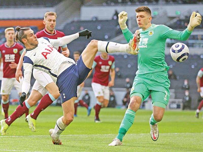 غاريث بيل نجم توتنهام خلال مواجة بيرنلي