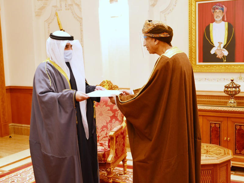 وزير الخارجية الشيخ الدكتور أحمد الناصر يسلم رسالة الأمير إلى نائب رئيس الوزراء العماني