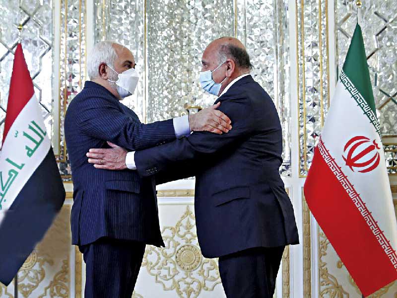 وزير الخاجية الايراني محمد جواد ظريف مستقبلاً حسين في طهران أمس (إرنا)n