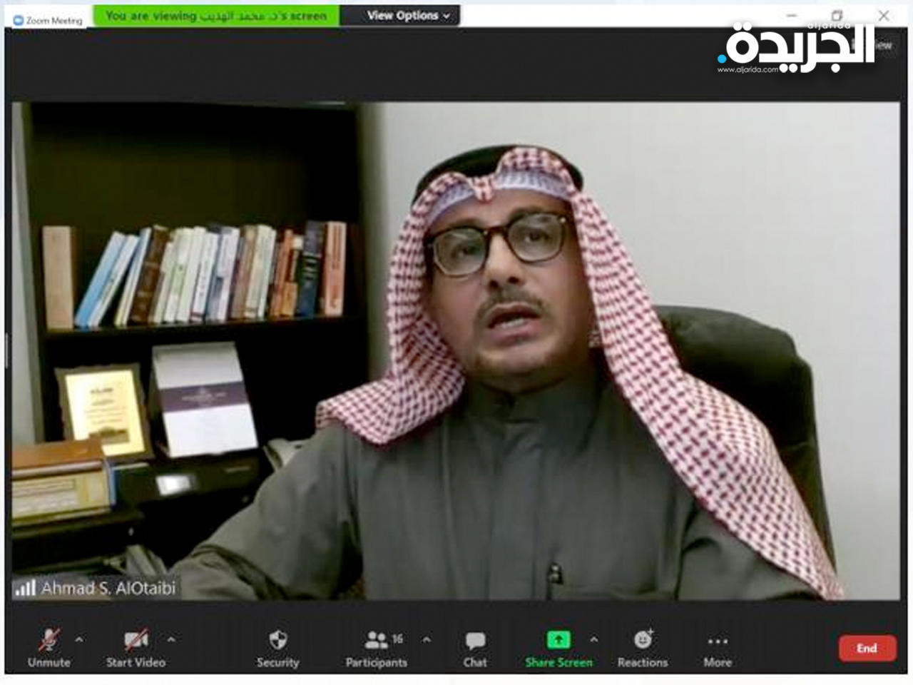 أحمد العتيبي يحاور المشاركين في البرنامج التدريبي