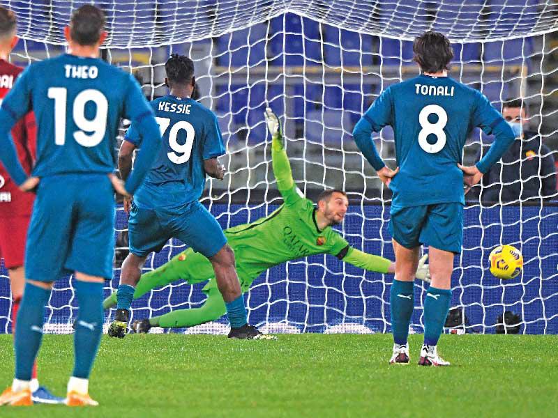 كيسييه نجم ميلان يحرز الهدف الأول