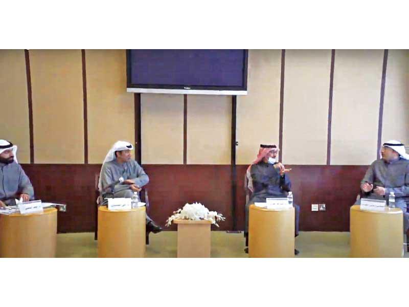 جانب من الندوة في كلية الحقوق 