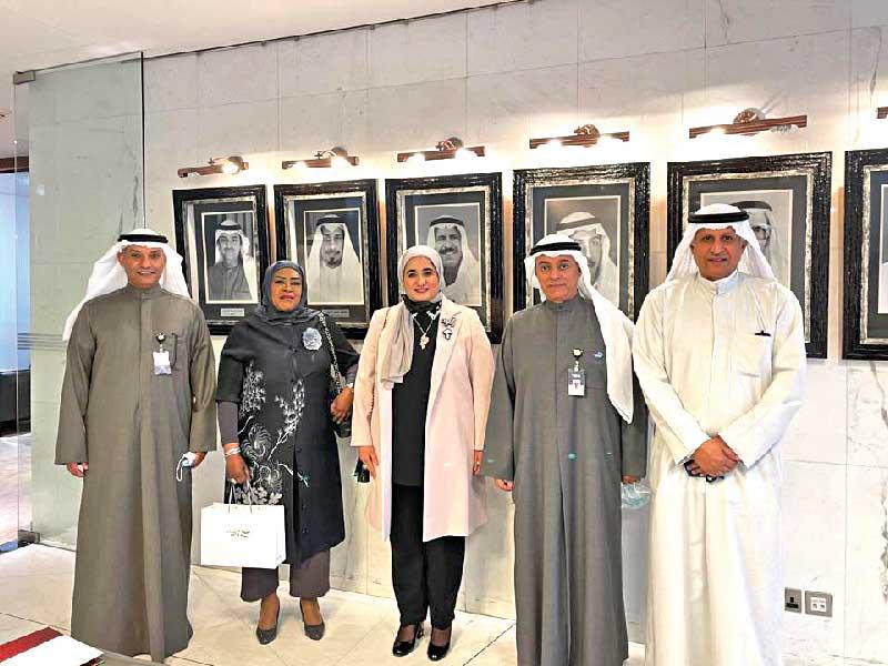 نائب رئيس مجلس الإدارة المدير العام لبنك الائتمان، صلاح المضف متوسطاً وفد مكتب الشهيد