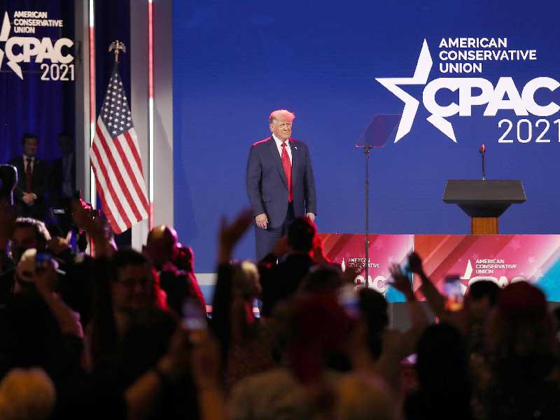 ترامب خلال ظهوره الأول في مؤتمر المحافظين بقاعة فندق حياة ريجنسي في أورلاندو أمس الأول (أ ف ب)