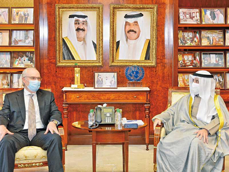 وزير الخارجية الشيخ د. أحمد الناصر خلال استقباله المبعوث الأميركي لليمن أمس