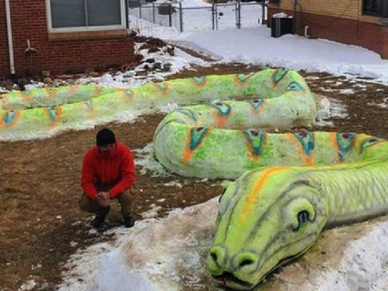 تمثال ثلجي ضخم لثعبان