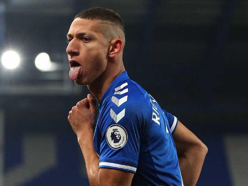 ريتشارليسون يحتفل بهدفه