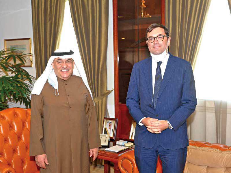 رئيس غرفة تجارة وصناعة الكويت محمد الصقر خلال استقباله سفير أستراليا أمس