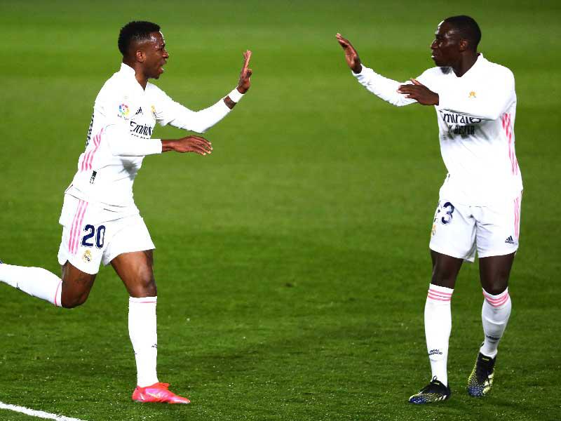 فينيسيوس نجم ريال مدريد يحتفل بهدفه مع زميله ميندي