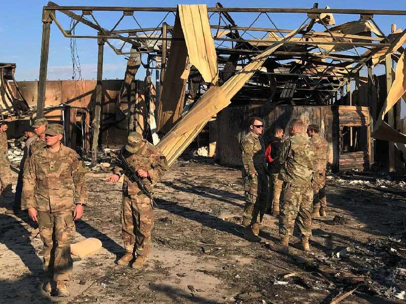 عسكريون أميركيون يتفقدون الخسائر في قاعدة «عين الأسد» بعد قصفها في يناير الماضي