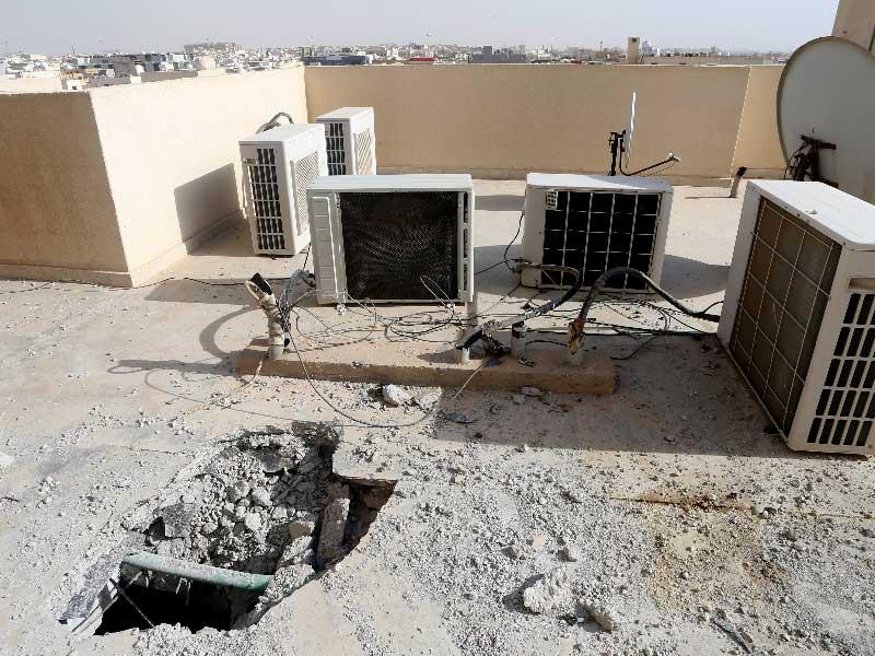 سقف منزل تضرر من صاروخ تم اعتراضه من هجوم صاروخي للحوثيين