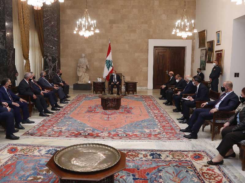 رئيس الجمهورية اللبنانية ميشال عون مستقبلا وفد «الجامعة اللبنانية الثقافية» أمس في بعبدا (دالاتي  ونهرا) 