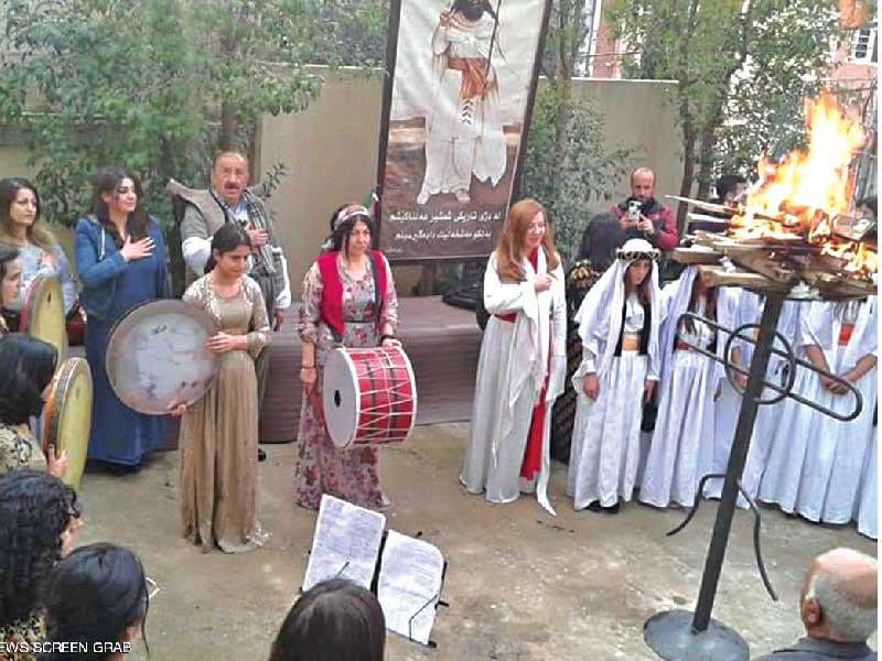 جانب من احتفال  أتباع الديانة الزرادشتية في مدينة السليمانية بالعراق بيوم المرأة