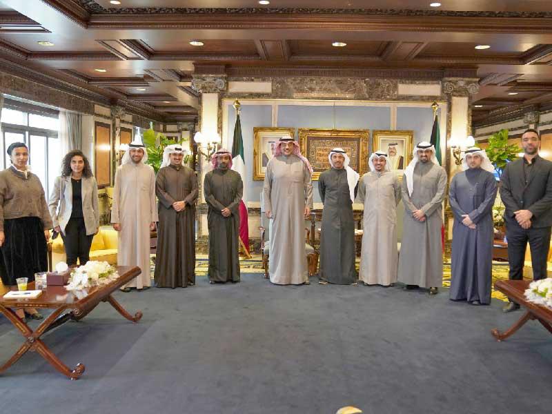 رئيس مجلس الوزراء سمو الشيخ صباح الخالد متوسطاً الوفد الجامعي