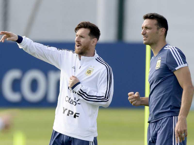  المدير الفني لمنتخب الأرجنتين لكرة القدم ليونيل سكالوني  ونجم برشلونة الارجنتيني ليونيل ميسي