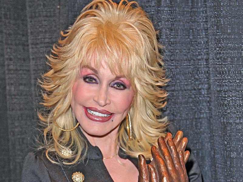 المغنية دوللي بارتون