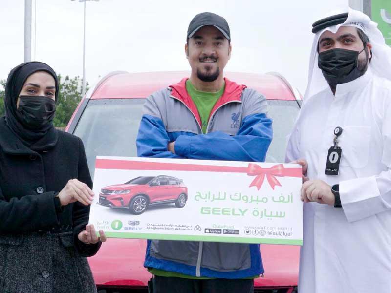 الفائزة تتسلم جائزتها