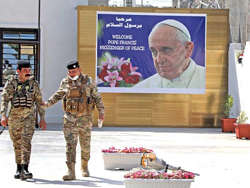 شرطيان عراقيان في باحة كنيسة كلدانية ببغداد (أي بي اي)