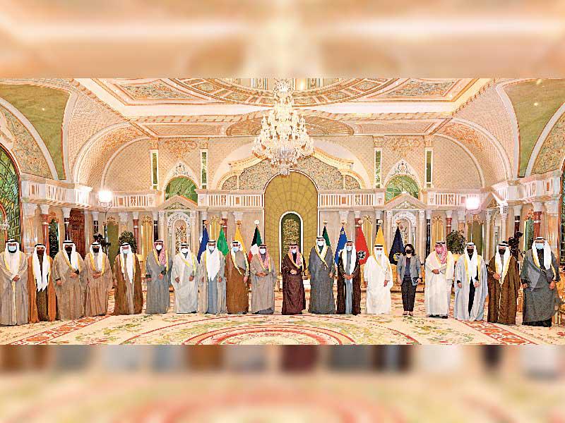 الأمير وولي العهد متوسطَين الحكومة الجديدة بعد أدائها اليمين الدستورية أمس