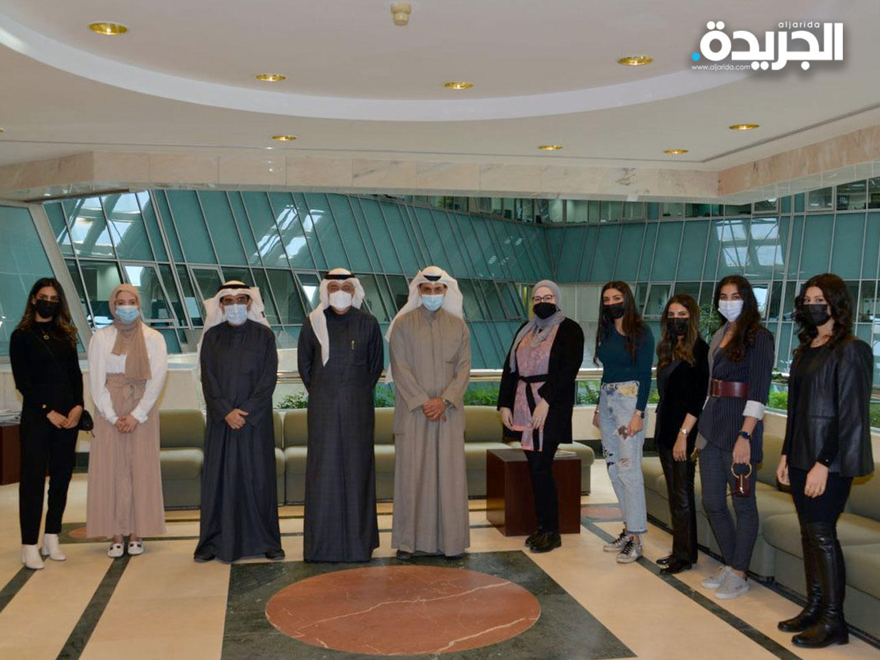 الطالبات يقدمن المشروع