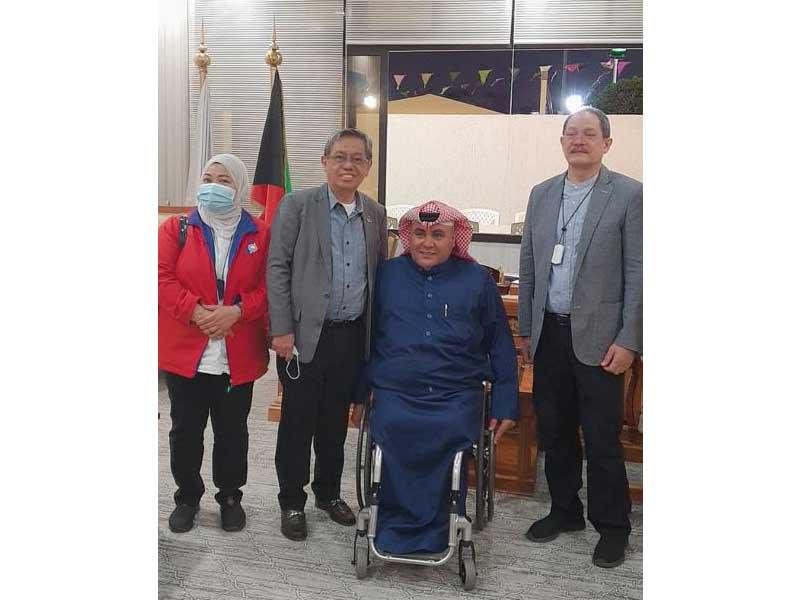 رئيس النادي الكويتي الرياضي للمعاقين شافي الهاجري وسفير الفلبين بدولة الكويت محمد نورالدين خلال التكريم