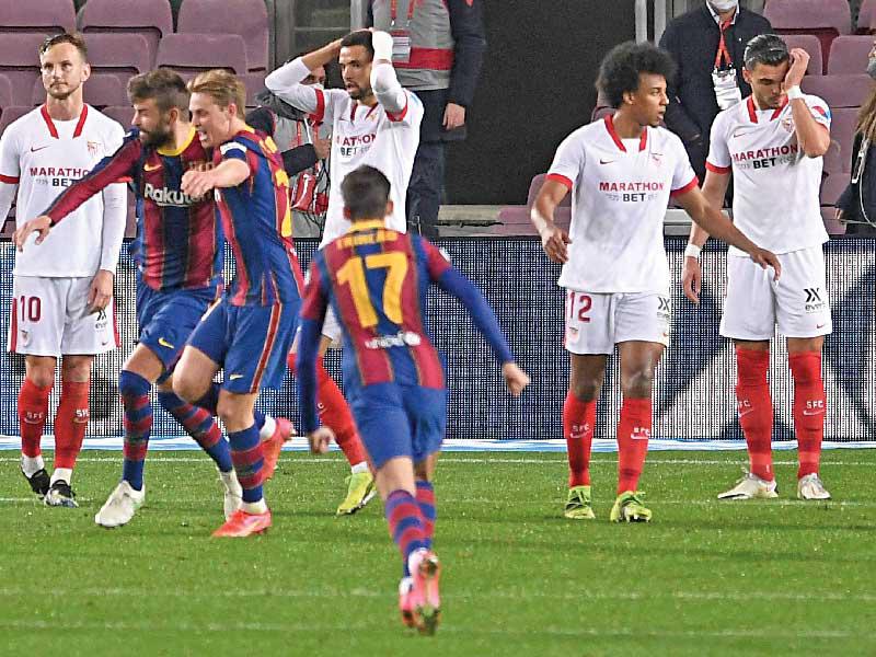 فرحة لاعبي برشلونة بالهدف الثاني في مرمى إشبيلية