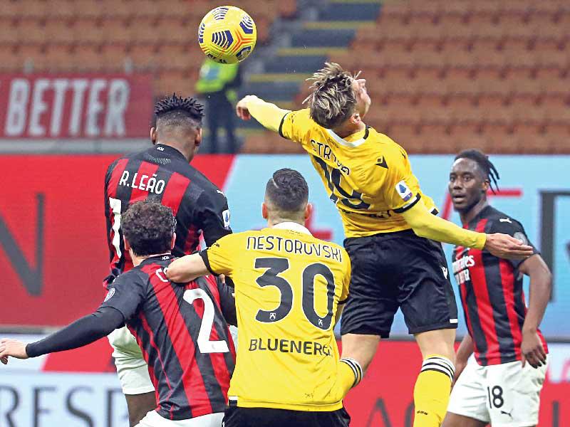 لارسن لاعب أودينيزي لحظة لمسة اليد إلتي تسببت في ركلة الجزاء