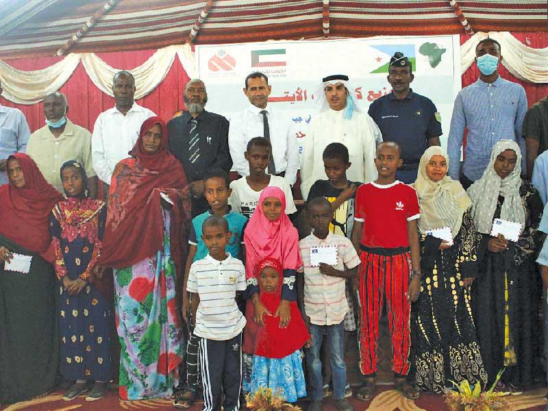 جانب من توزيع جمعية الرحمة العالمية دفعة جديدة من المستحقات على الأيتام