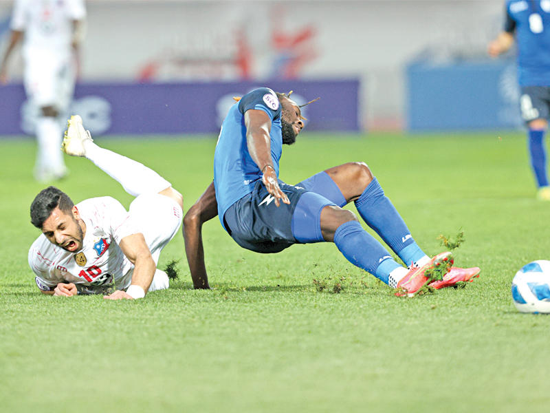 تدخل قوي في كرة مشتركة من مباراة الكويت والشباب