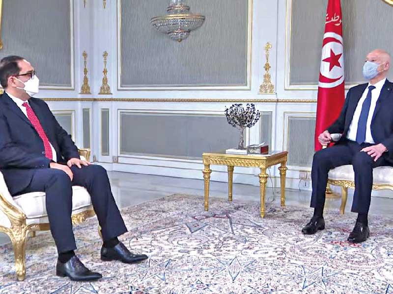 الرئيس التونسي قيس سعيد خلال استقباله رئيس الهيئة الوطنية لمكافحة الفساد عماد بوخريص