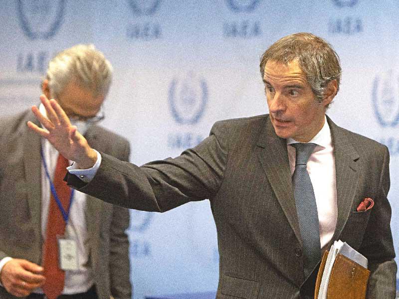 رافائيل غروسي لدى مغادرته مقر اجتماع مجلس حكام الوكالة الدولية للطاقة الذرية في فيينا أمس   (أ ف ب)