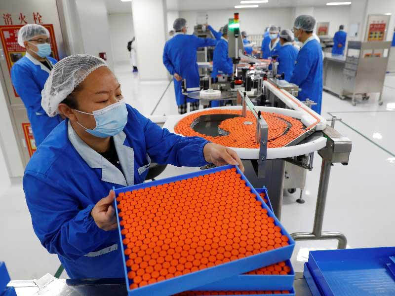 شركتا «سينوفارم» و«سينوفاك» تصنعان ملايين الجرعات شهرياً