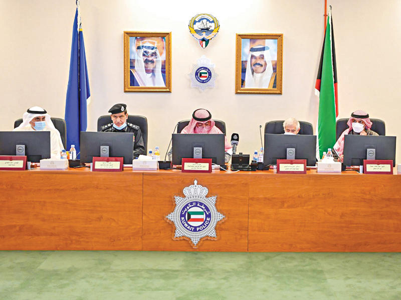 وزير الداخلية مترئساً اجتماع اللجنة أمس