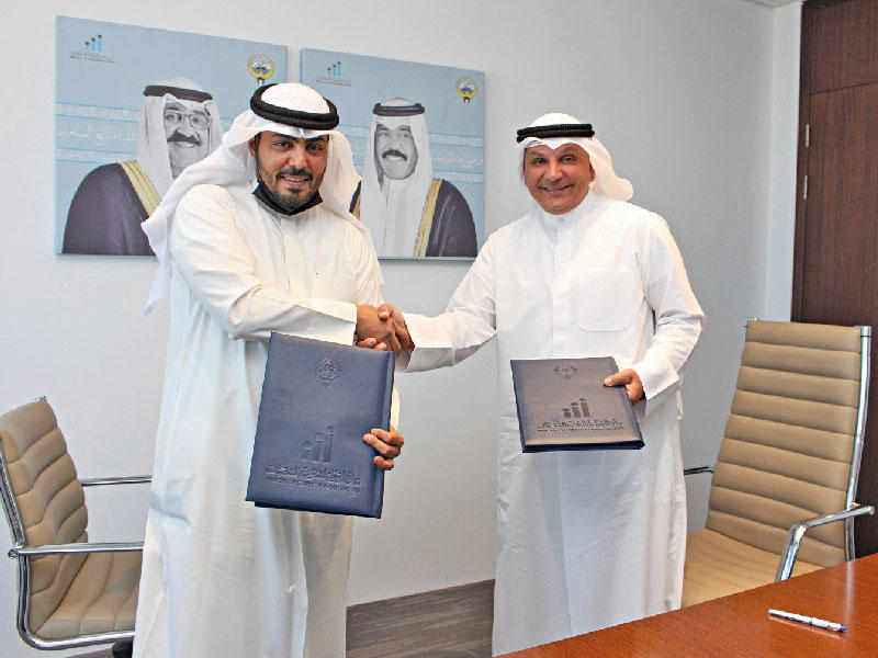 وكيل الوزارة بمكتب وزير الدولة لشؤون الشباب، د. مشعل الربيَّع ورئيس جمعية المحامين شريان الشريان بعد توقيع الوثيقةn