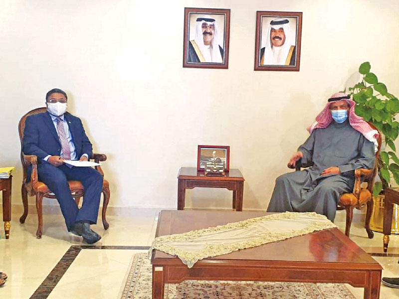 مساعد وزير الخارجية لشؤون آسيا د. علي السعيد مستقبلاً السفير الهندي لدى الكويت تسيبي جورج