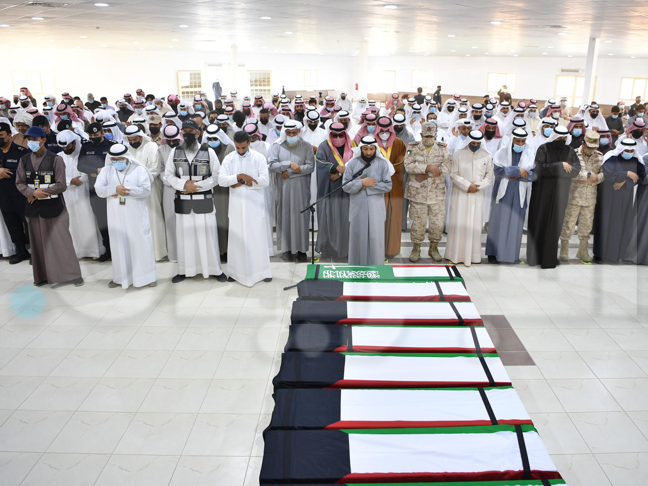 الصلاة على أرواح الشهداء (تصوير عبدالله الخلف)