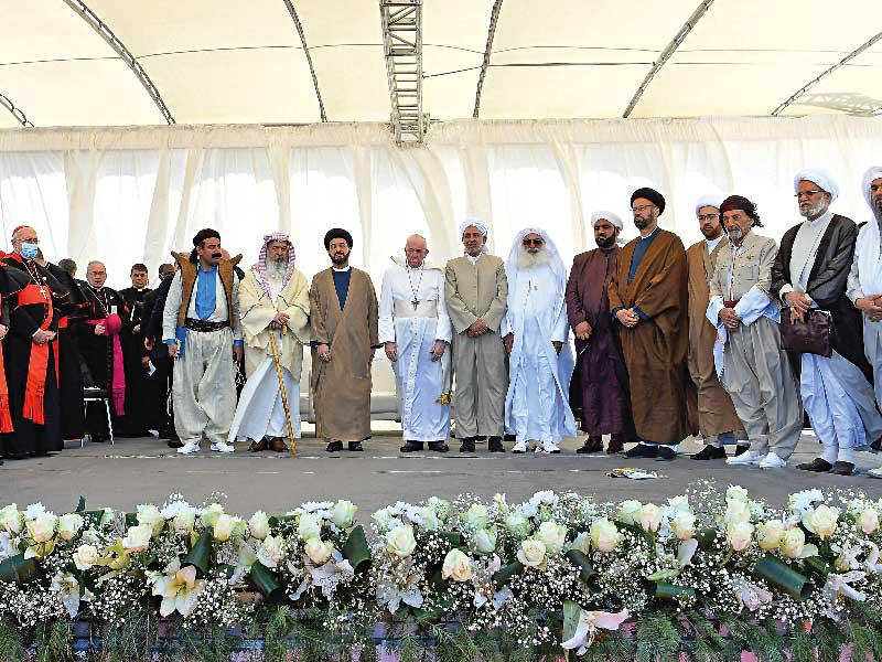 البابا محاطاً بشخصيات دينية عراقية من مختلف الديانات خلال صلاة جماعية في مدينة أور أمسt(أ ف ب)