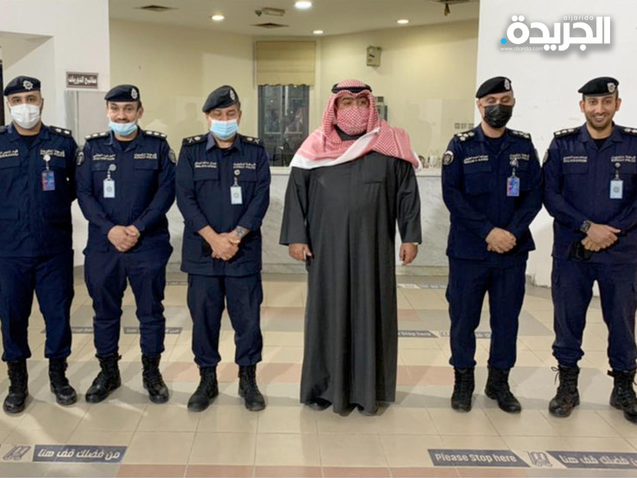 وزير الداخلية متفقداً وحدة إصدار التصاريح الأمنية