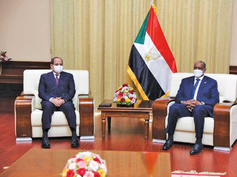 الرئيس عبدالفتاح السيسي ورئيس مجلس السيادة عبدالفتاح البرهان خلال لقائهما في الخرطوم أمس (رويترز)